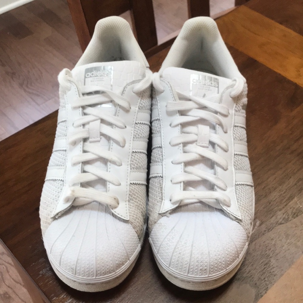 Adidas La marque aux 3 bandes.